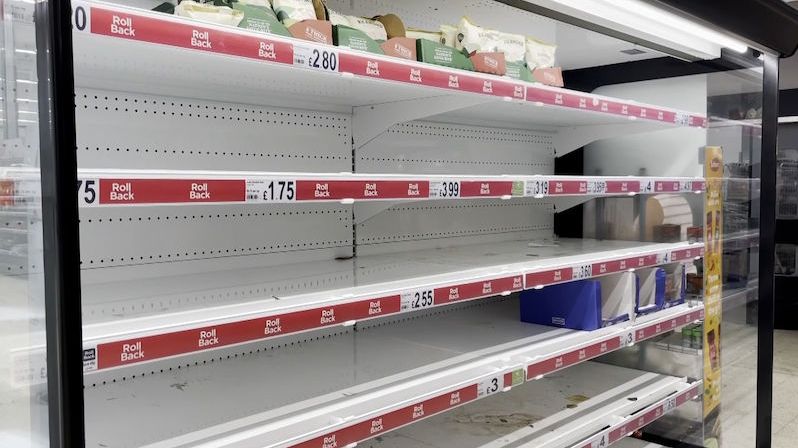 Británie řeší kvůli karanténám nedostatek zboží v obchodech. Vláda zavádí výjimky